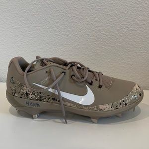 Mens 13.5 Nike Baseball cleats. Never worn